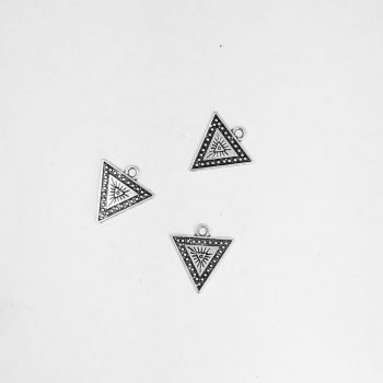 Dije metal Triangulo con dibujo niquel x10