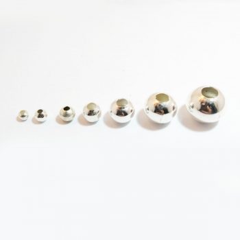 Bolitas de metal plateadas