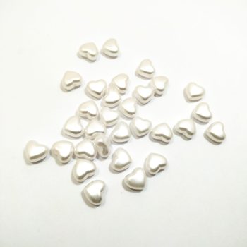 Corazon plastico blanco perlado pasante x50u