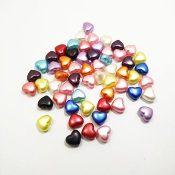 Corazon plastico colores perlado pasante x50u