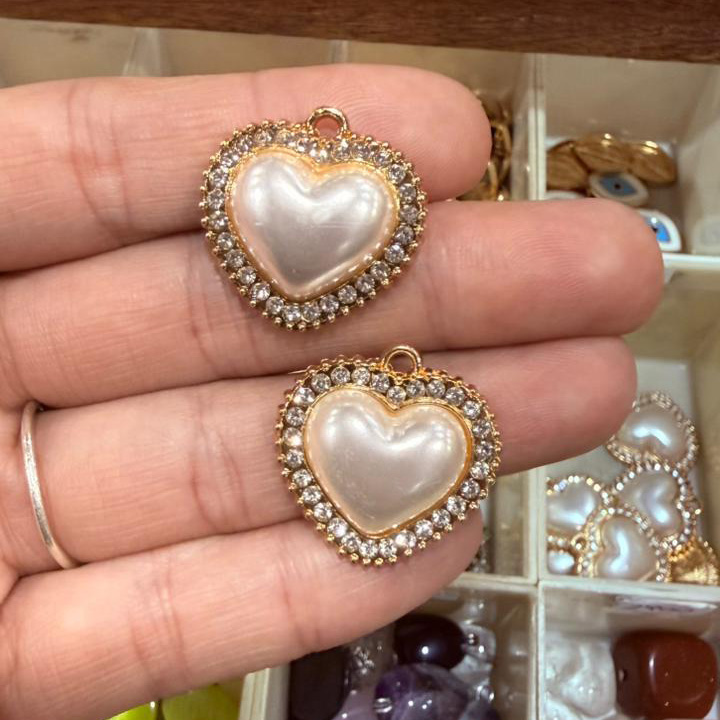 Dije metal dorado corazon perlado con strass