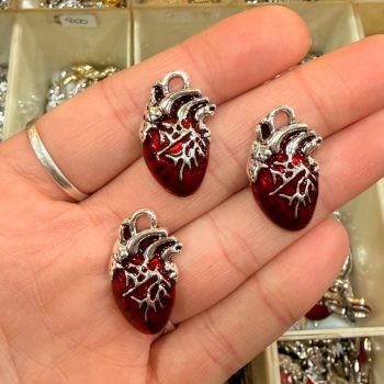 Dije metal corazon niquel esmaltado rojo venas